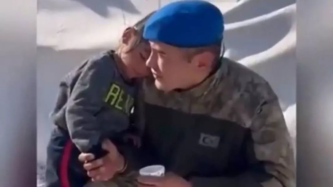 Depremzede çocuk ile askerin yürekleri ısıtan anları