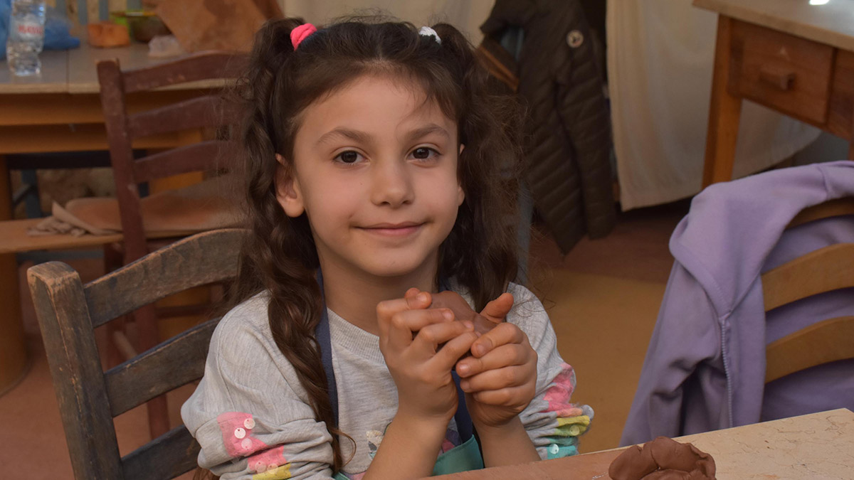 Depremzede çocuklar hayallerini çamura yansıttı