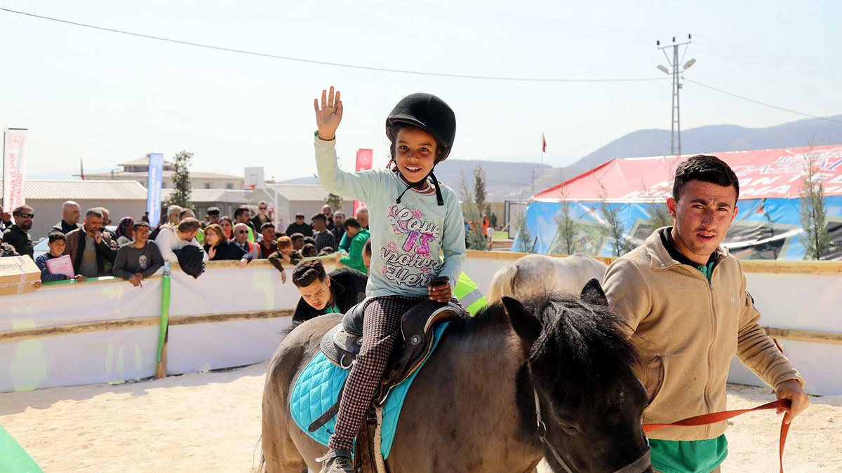 Depremzede çocuklara atlı terapi