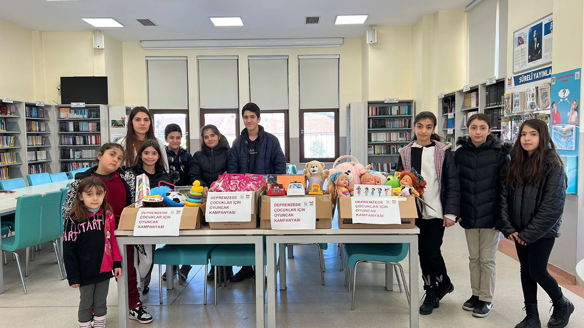 Depremzede çocuklara oyuncak gönderdiler 