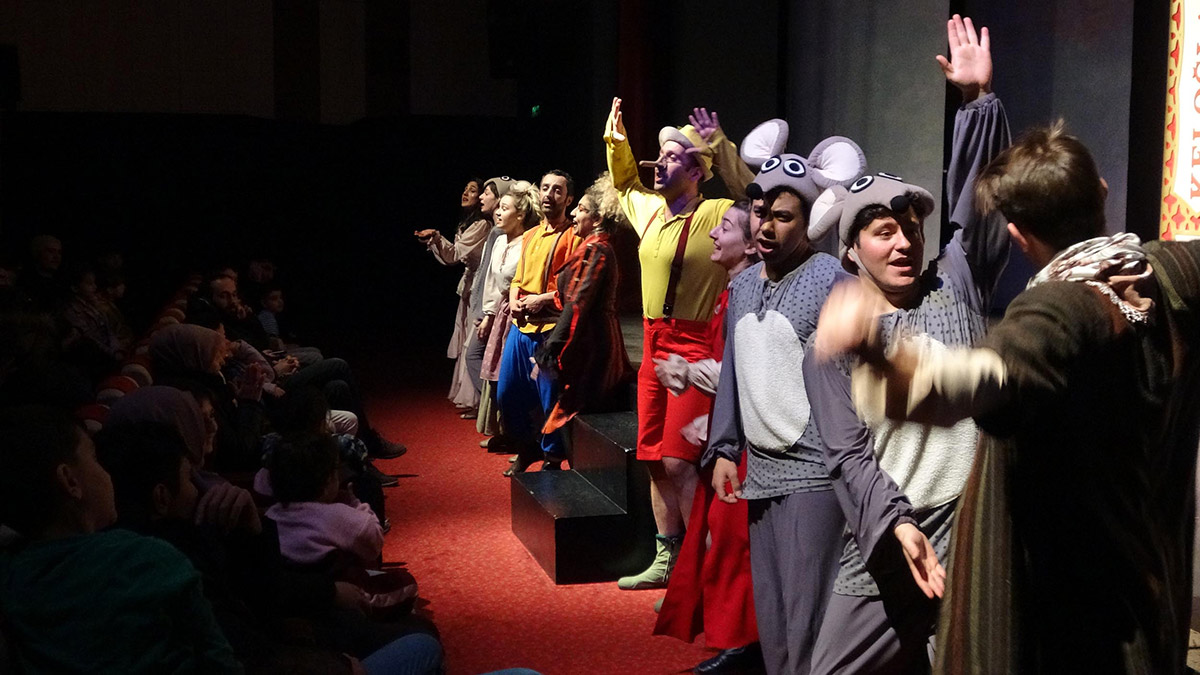 Depremzede çocuklara özel tiyatro etkinliği