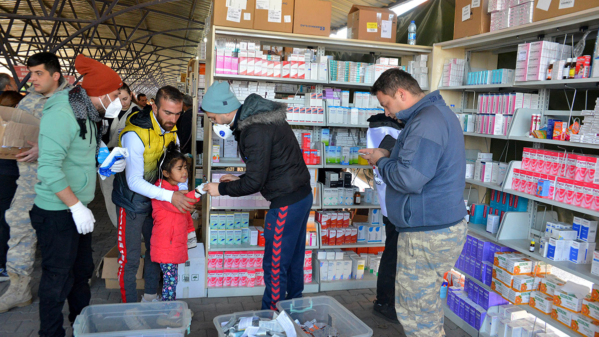 Depremzede eczacılar, konteyner eczane kurdu