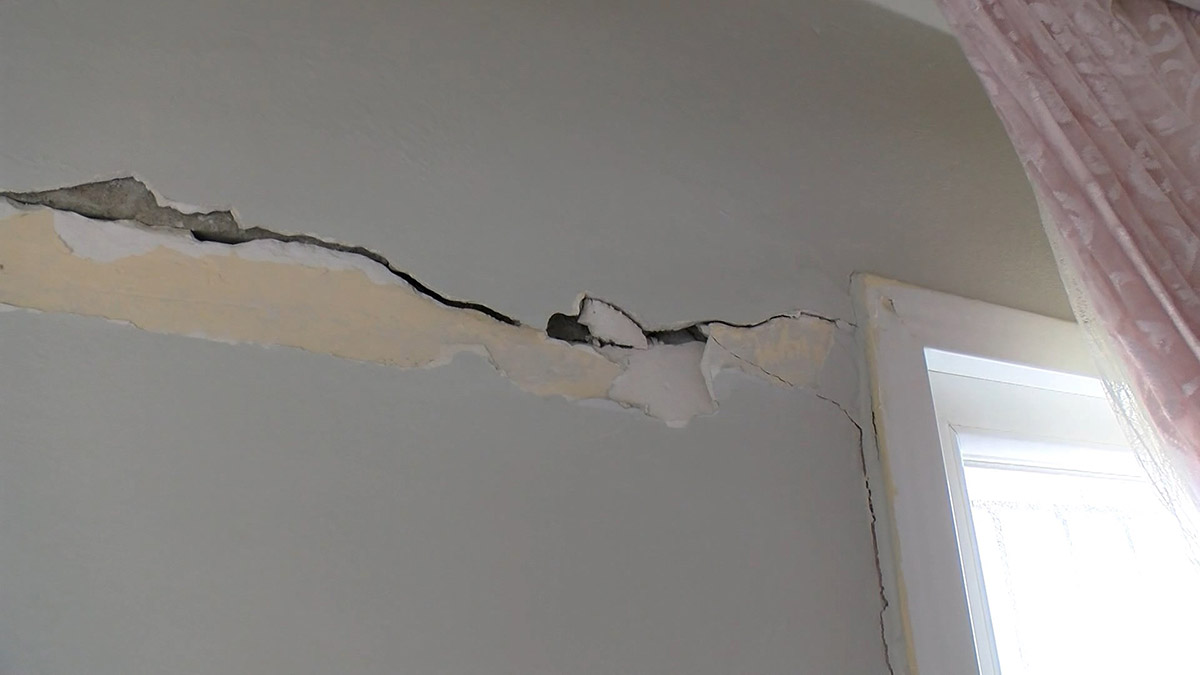 Depremzede, kolonları çatlamış evine sığındı 