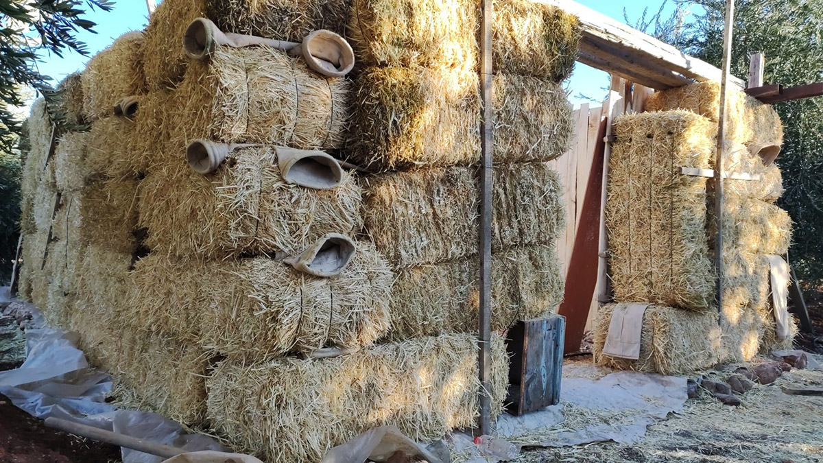 Depremzede, saman balyalarıyla barınak yaptı