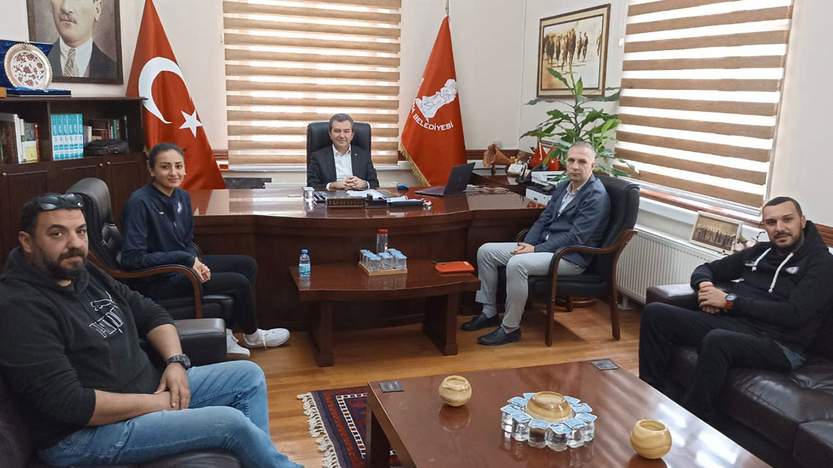 Depremzede voleybolcu İrem Kul Bergama'da