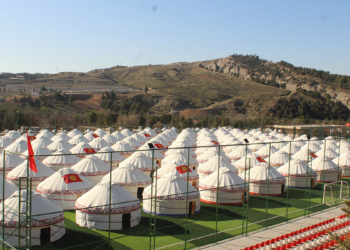 Depremzedeler, Kırgız çadırlarına yerleşiyor