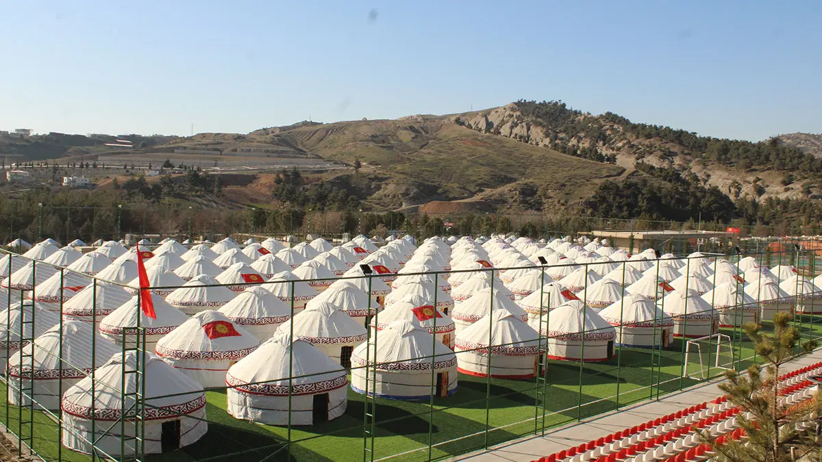 Depremzedeler, kırgız çadırlarına yerleşiyor