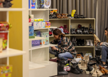 Depremzedeler için 'Sosyal Market ve Butik' kuruldu