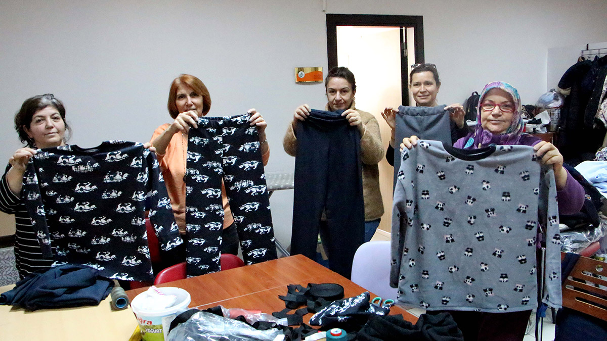 Depremzedeler için kıyafet dikmeye başladılar