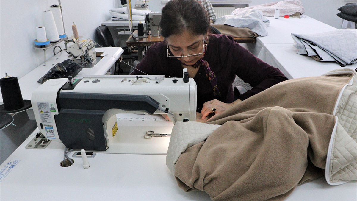 Depremzedeler için uyku tulumu dikiyorlar