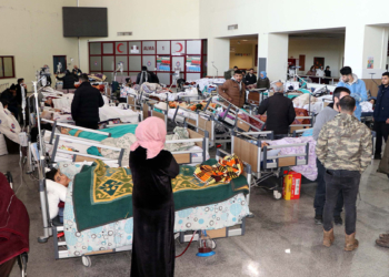 Depremzedeler koridorda tedavi ediliyor
