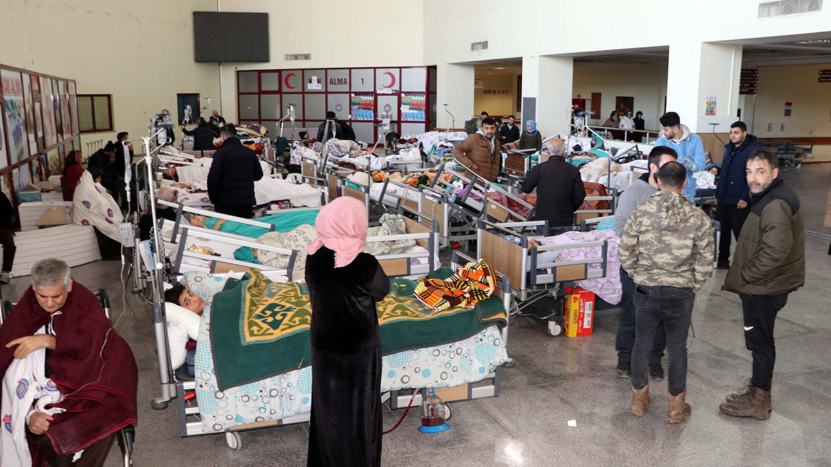 Depremzedeler koridorda tedavi ediliyor