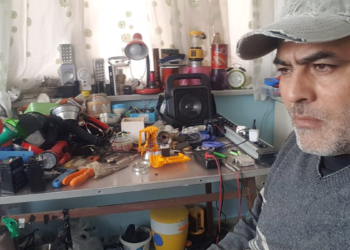 Depremzedelere akülü el fenerleri yapıyor
