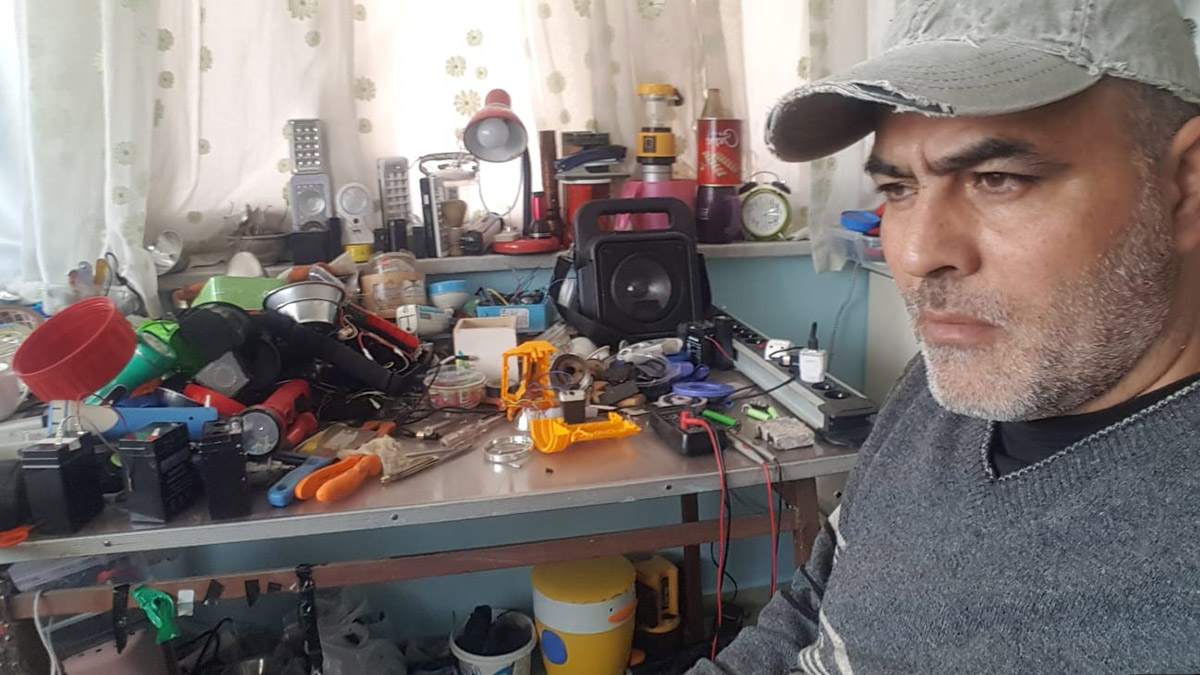 Depremzedelere akülü el fenerleri yapıyor