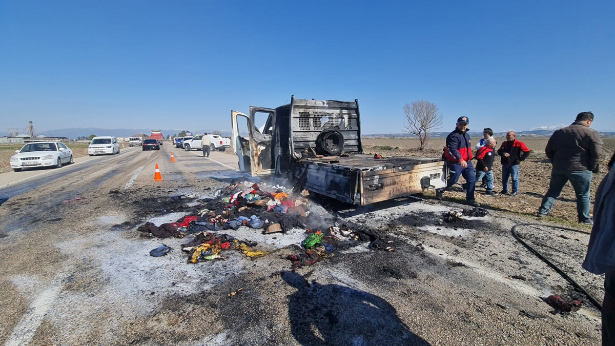 Depremzedelere yardım götüren kamyonet yandı