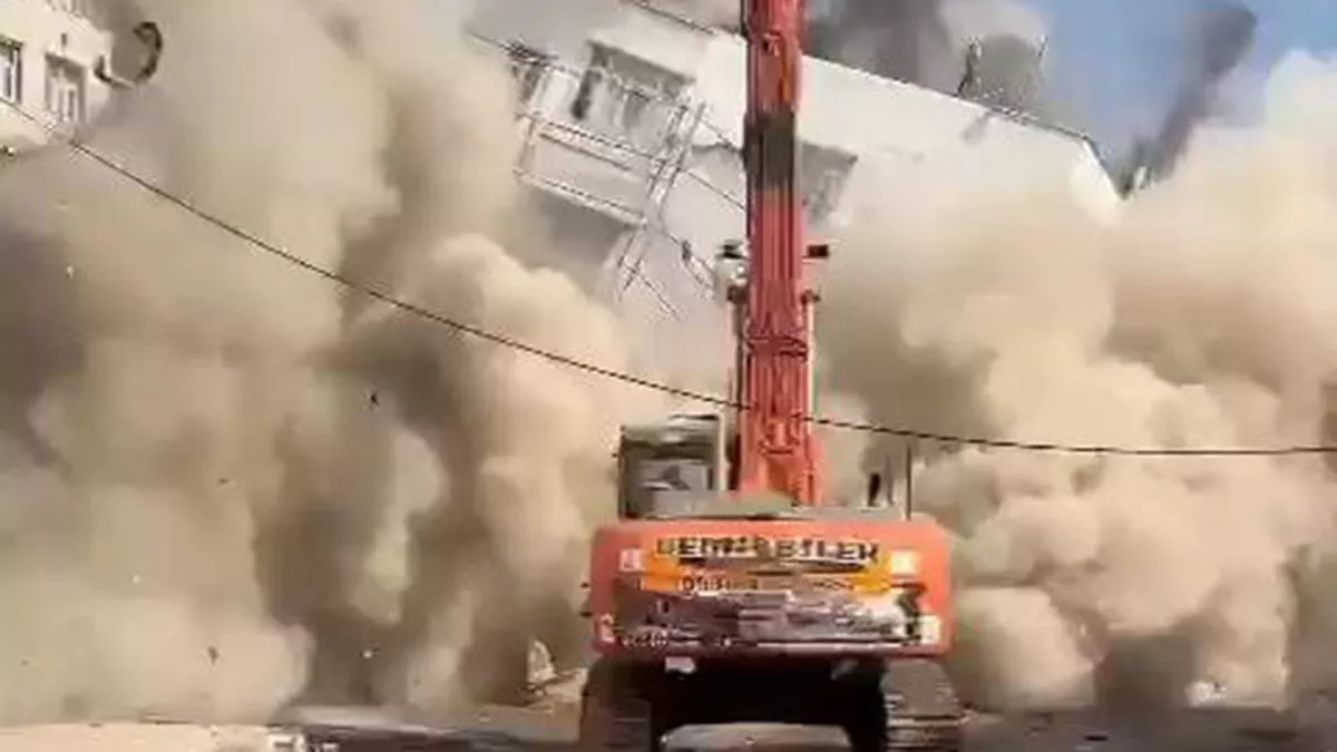 Diyarbakır'da 8 katlı bina yıkım sırasında çöktü