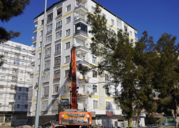 Diyarbakır'da ağır hasarlı binalarda yıkım