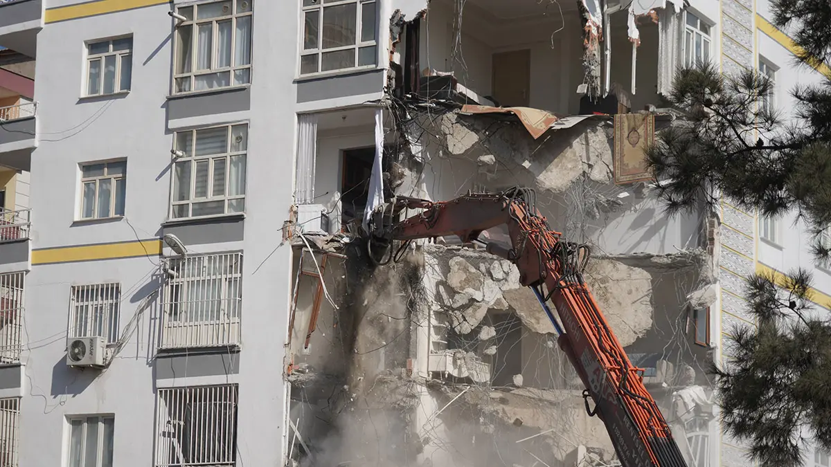 Diyarbakirda agir hasarli binalarda yikims - yaşam - haberton