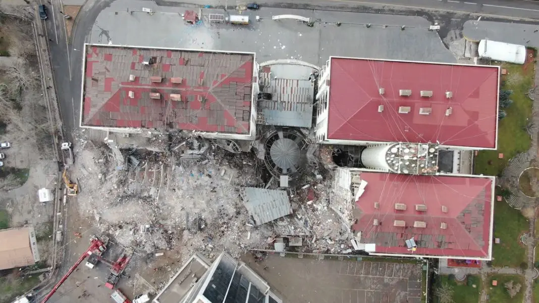 Diyarbakır'da depremin verdiği hasar görüntülendi
