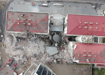 Diyarbakır'da depremin verdiği hasar görüntülendi