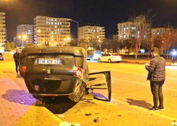 Diyarbakır'da iki ayrı kazada 11 kişi yaralandı