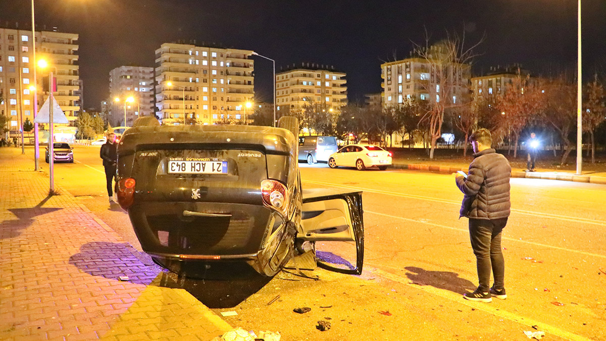 Diyarbakır'da iki ayrı kazada 11 kişi yaralandı