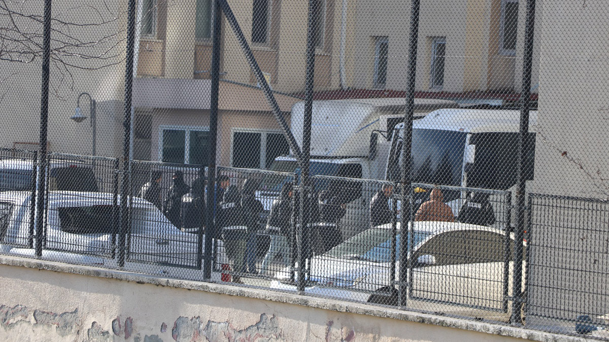 Diyarbakır'da yıkılan bina sorumluları adliyede