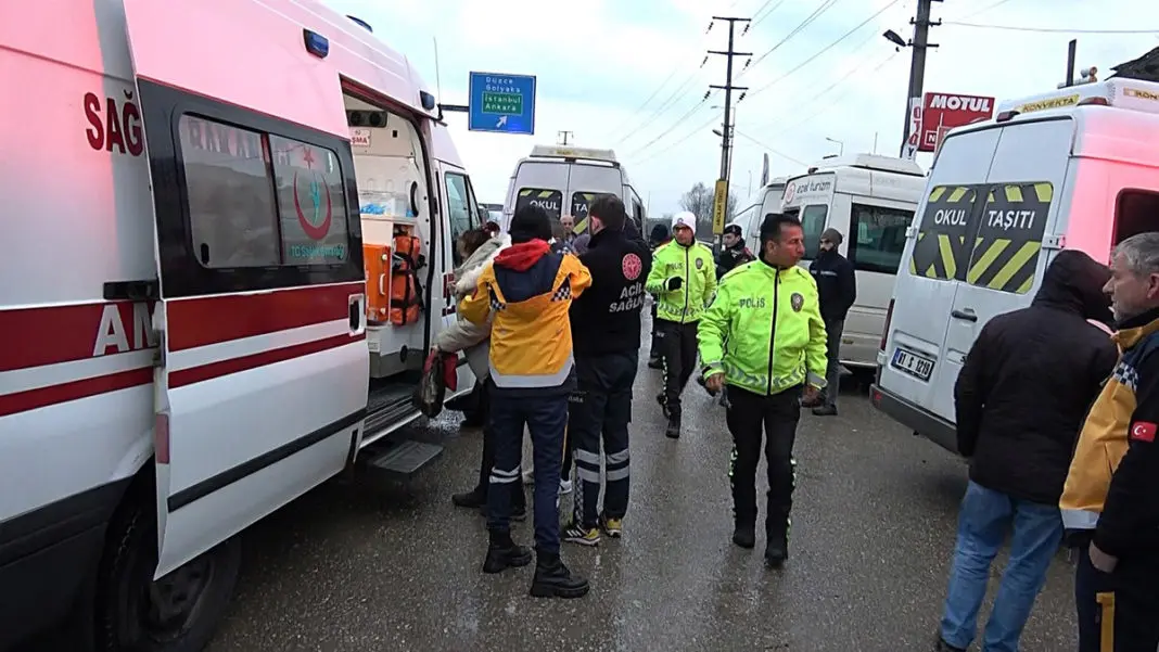 Düzce'de zincirleme kaza: 15 işçi yaralı