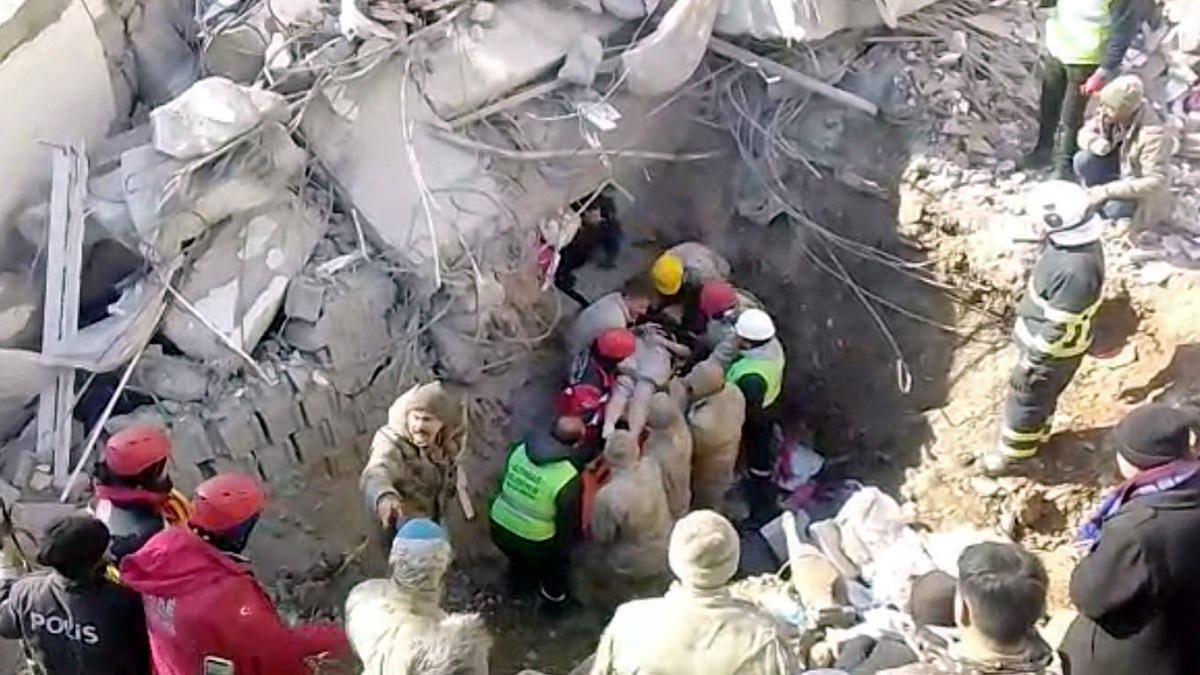 Ebrar Sitesi'nin enkazından 1'i çocuk, 3 kişi kurtarıldı