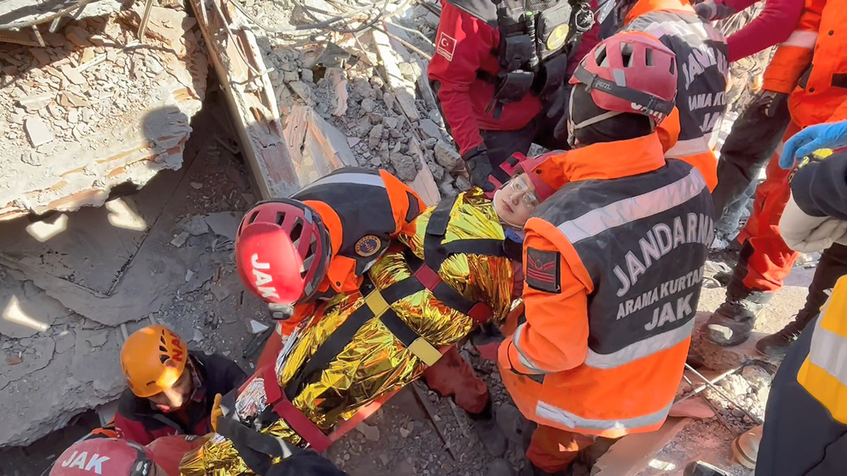 Ebrar Sitesi'nin enkazından 22 kişiyi sağ çıkardılar