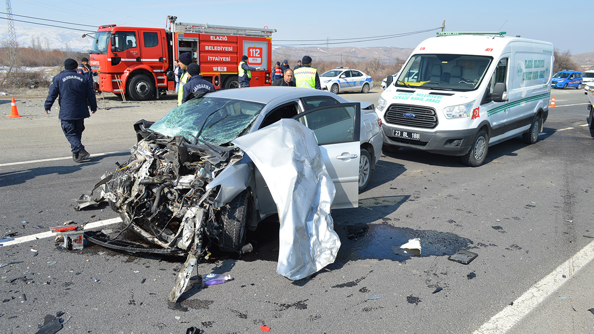 Elazığ'da kaza: 1 ölü, 4 yaralı