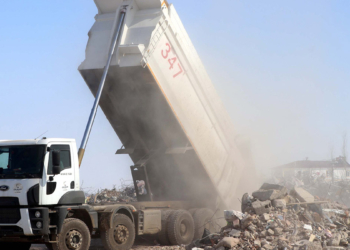Elbistan'da enkaz kaldırma çalışmaları sürüyor