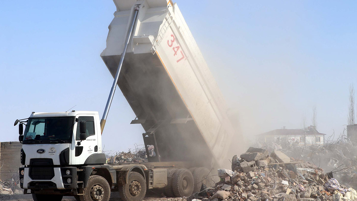 Elbistan'da enkaz kaldırma çalışmaları sürüyor