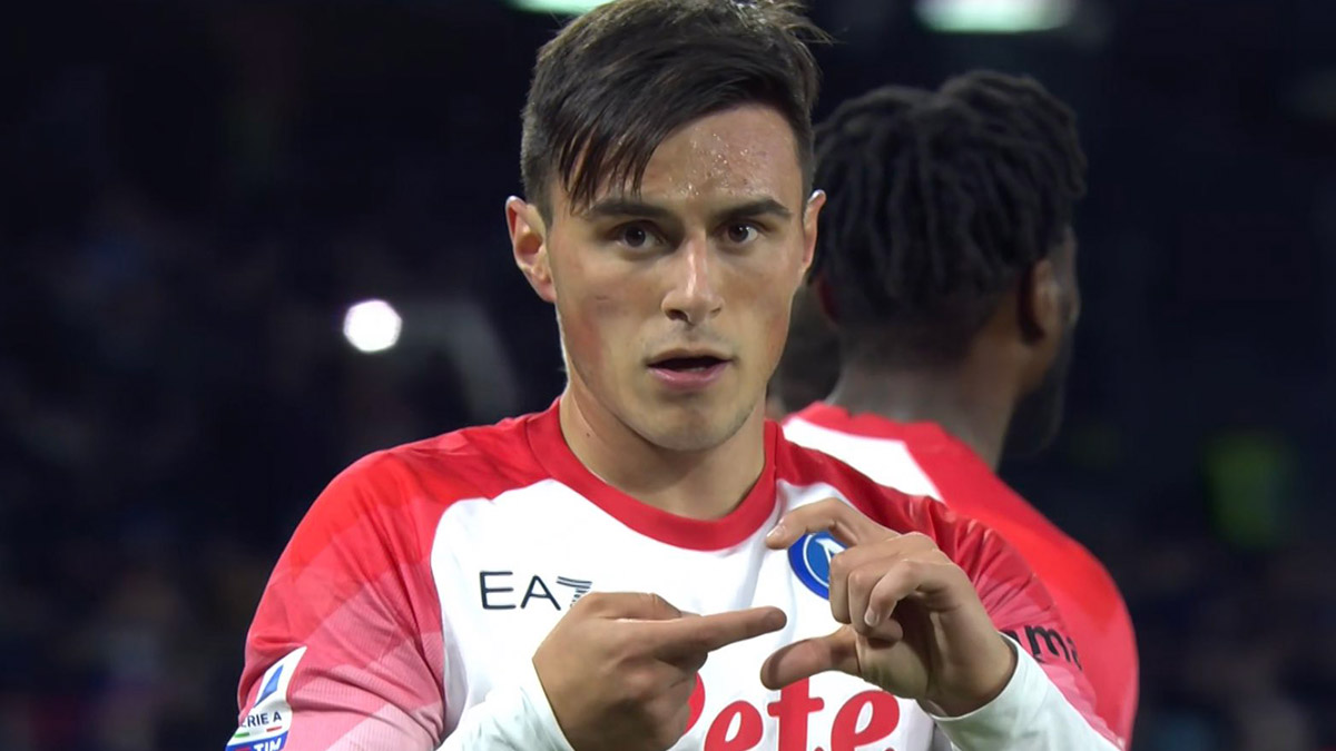 Eljif Elmas'dan Türkiye'ye 'Ay-yıldızlı' destek 