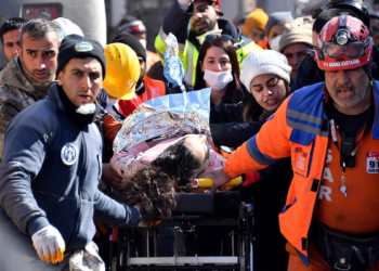 Emine, 200'üncü saatte enkazdan sağ çıkarıldı