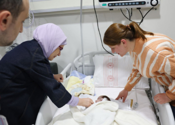 Emine Erdoğan, depremzede bebekleri ziyaret etti