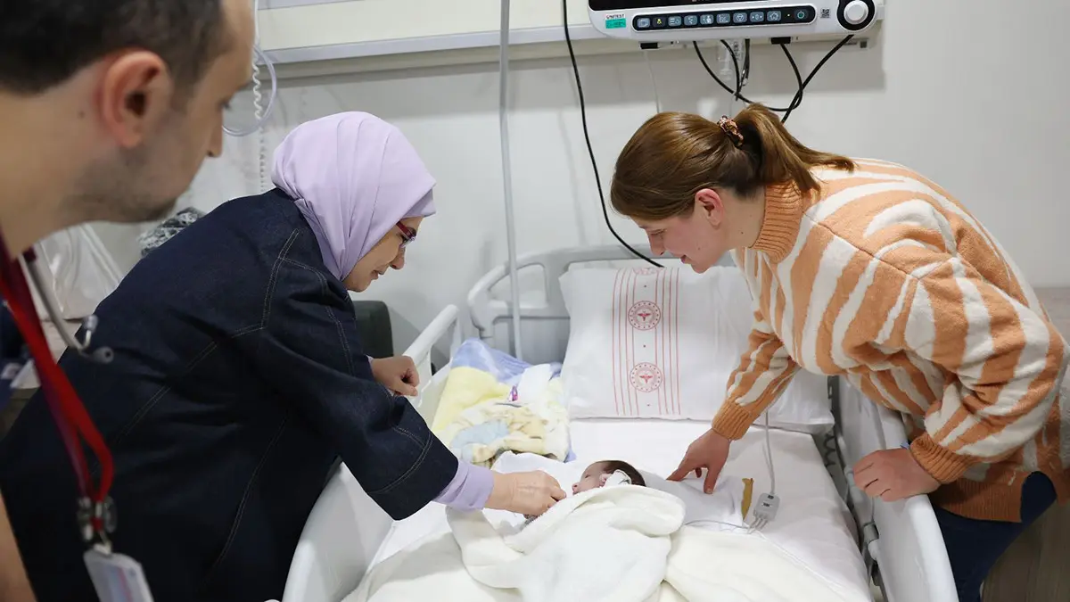 Emine erdoğan, depremzede bebekleri ziyaret etti
