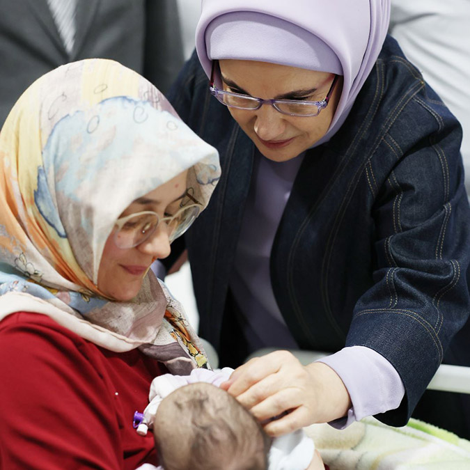 Emine erdogan depremzede bebekleri ziyaret ettii - yerel haberler - haberton