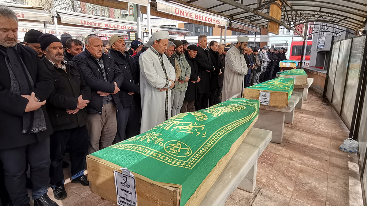 Enkaz altında kalan aynı aileden 9 kişi defnedildi