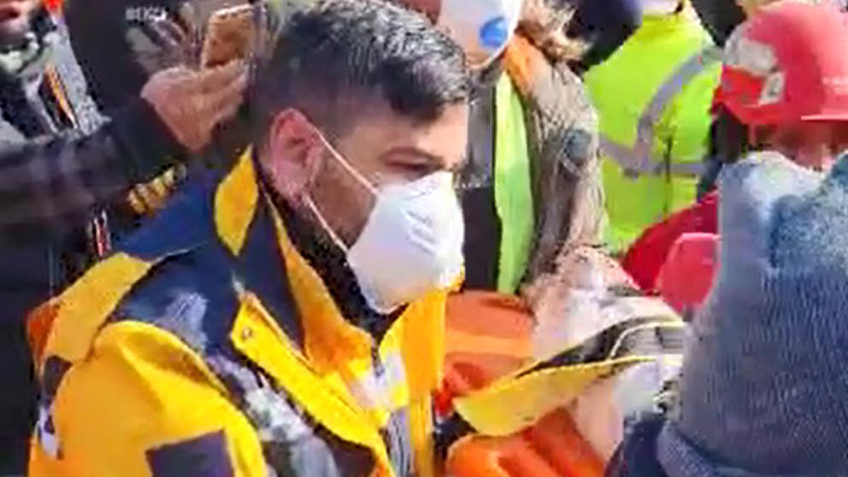 Enkaz altındaki 2 aylık bebek, 128'nci saatte sağ çıktı