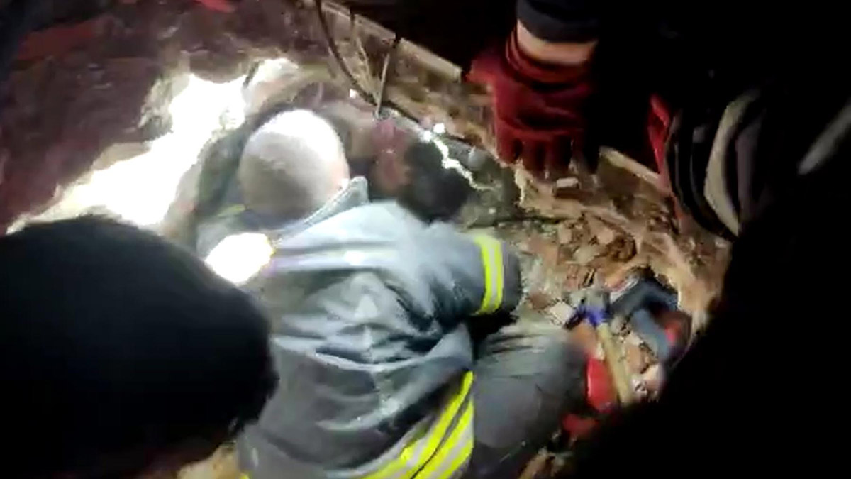 Enkaz altındaki anne ve kız 86'ncı saatte çıkarıldı