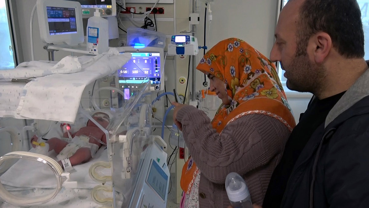 Enkaz altından çıkarılan Fidan, doğum yaptı