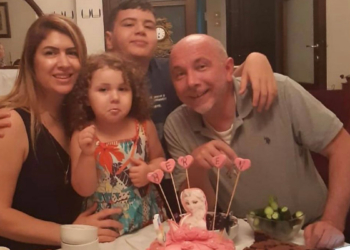 Enkazda birbirlerine sarılı bulunan aile defnedildi