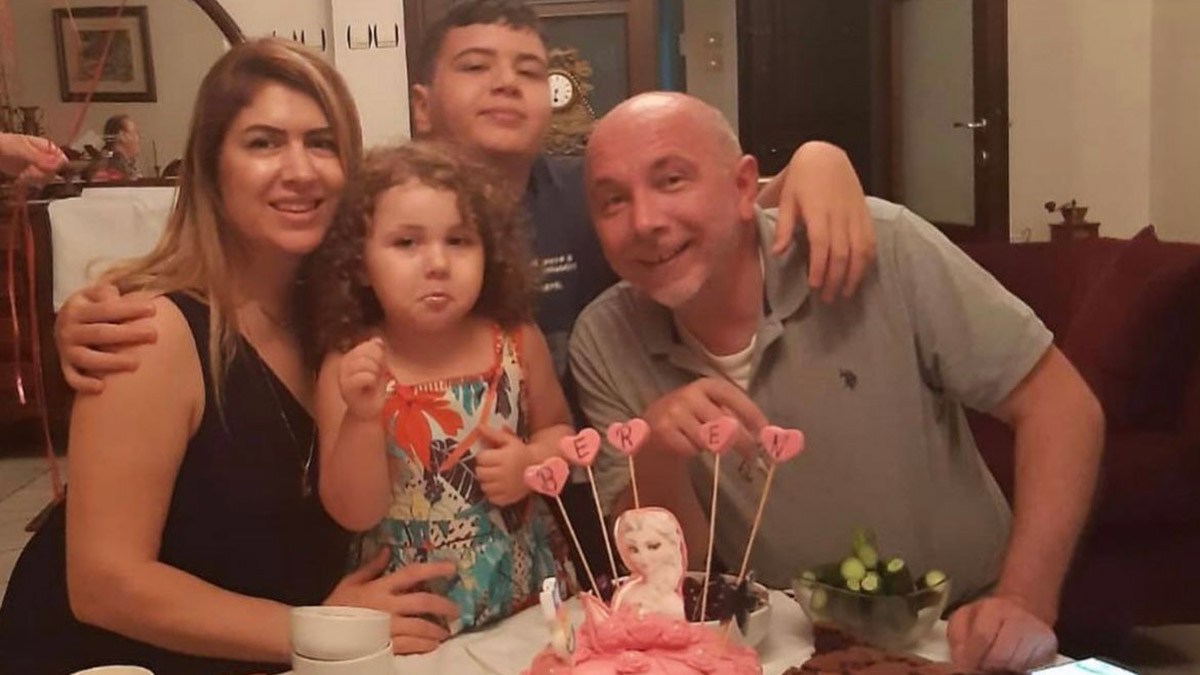 Enkazda birbirlerine sarılı bulunan aile defnedildi