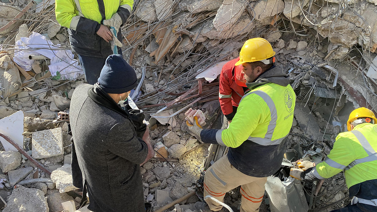 Enkazda bulunan banka kasasını teslim edildi