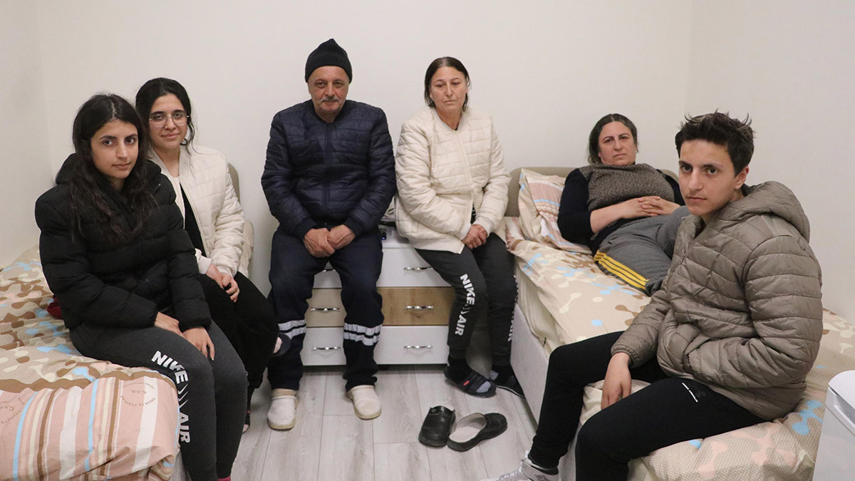 Enkazda kalan 4 kişilik aile kendi imkanlarıyla çıktı