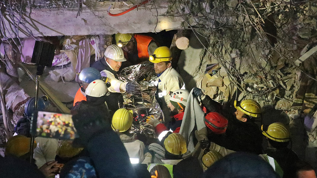 Enkazdan 117 saat sonra sağ çıktı