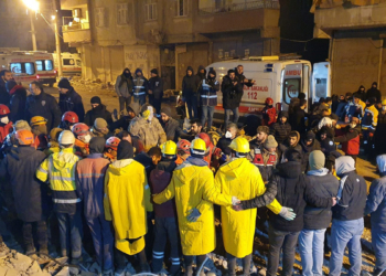 Enkazdan 72 saat sonra sağ çıktı