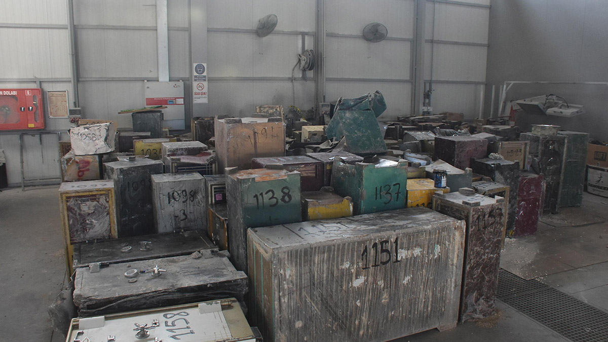 Enkazdan çıkan değerli eşyalar korunuyor