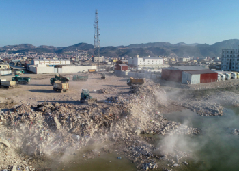 Enkazdan çıkan molozlar, boş alana dökülüyor